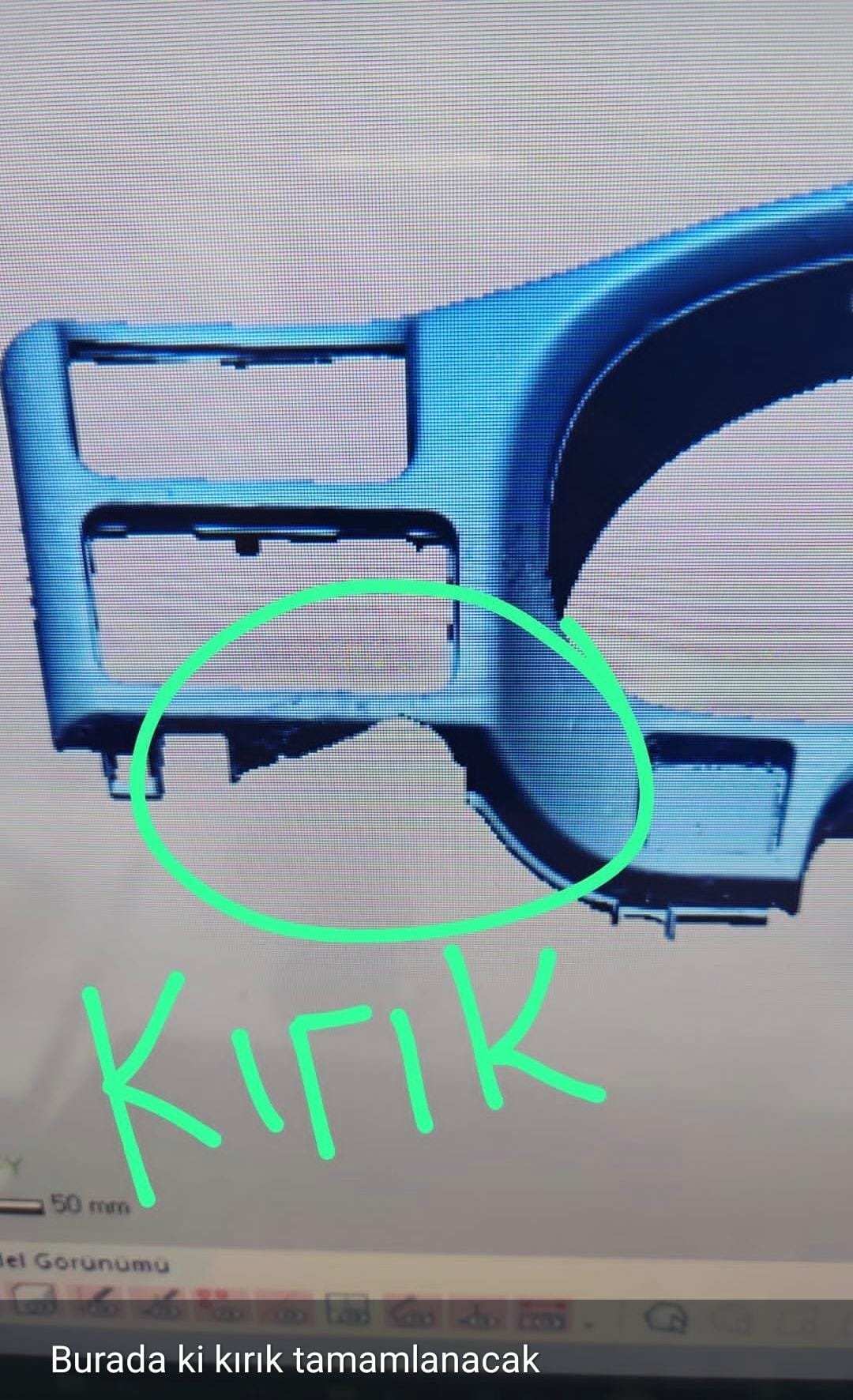 Kırık bölgesi işaretlenen otomotiv plastik parçası